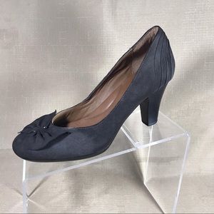 Clarks gray suede bow tied pumps